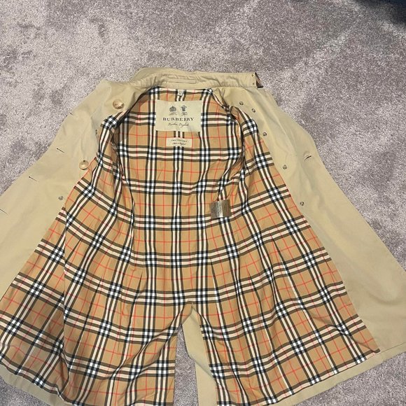 Burberry size 06 trench coat slim fit Beautiful new - Picture 1 of 9